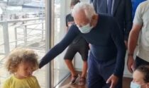 Giorgio Armani che non ti aspetti: all'Acquario di Genova incantato dal piccolo Jayden