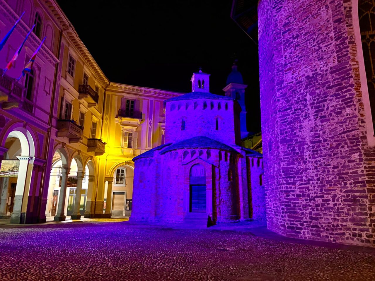 Ecco il battistero di Biella colorato di viola