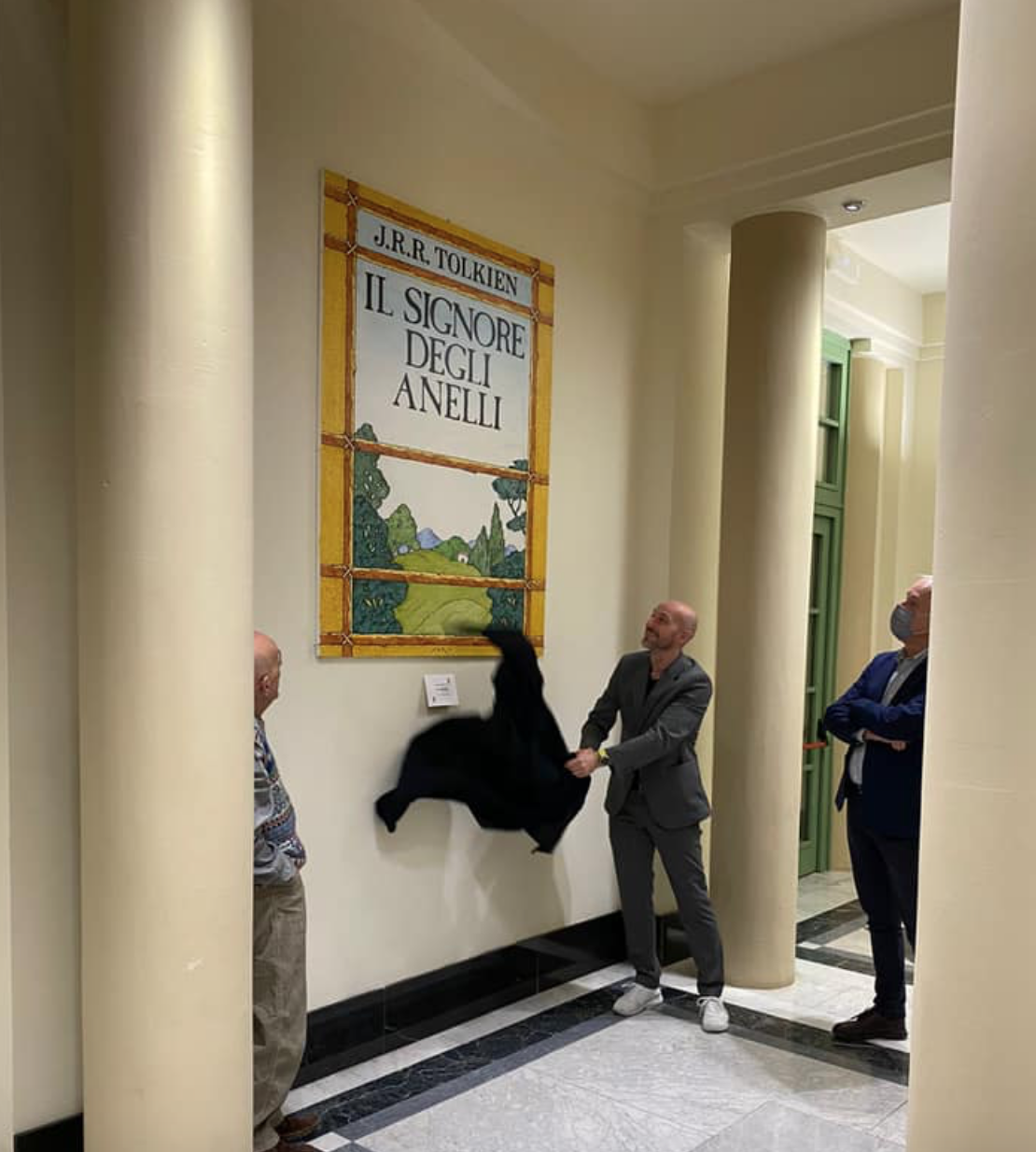 Il Signore degli Anelli “troneggia” alla Civica: svelato l’omaggio di Piero Crida