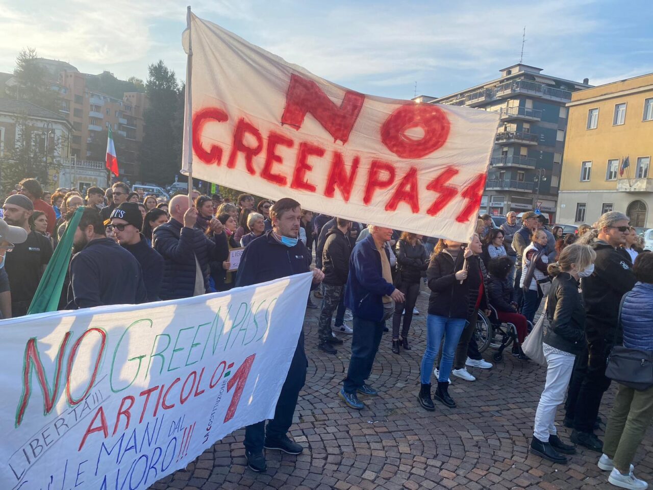 Piazza Martiri diventa il palcoscenico della protesta contro il green pass