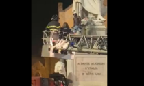 Si arrampica sulla statua di Dante a Firenze: tirato giù con una gru