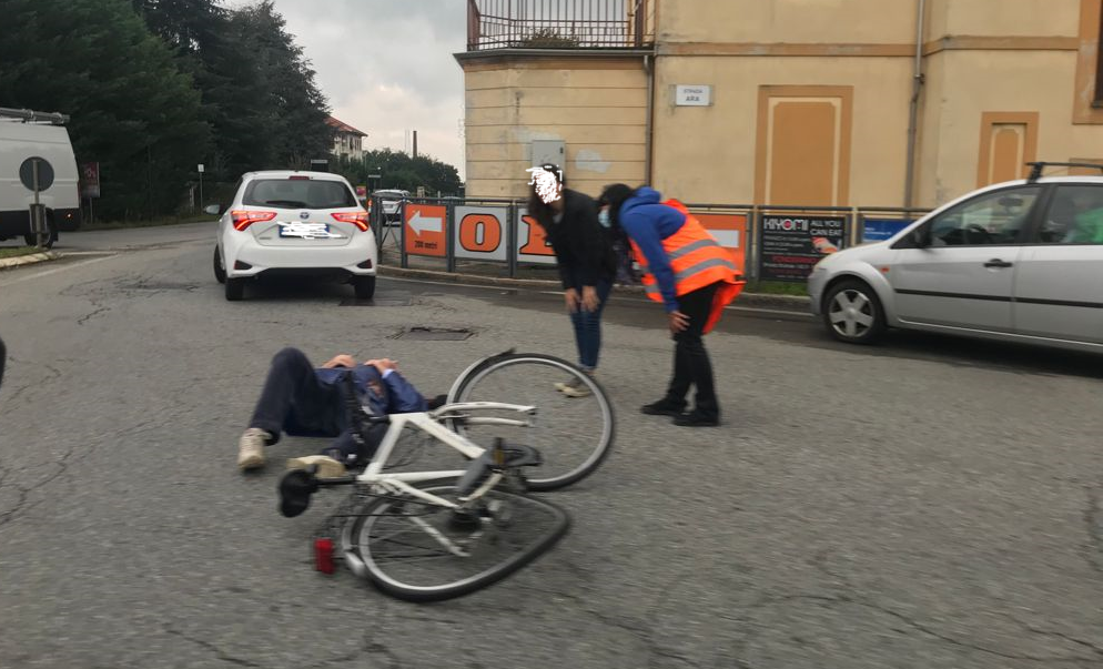 Ciclista travolto nella rotonda di via Cottolengo a Biella