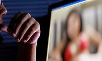 Scopre il video hot del marito con l'amante (che non sapeva di essere ripresa) e lo diffonde in Internet