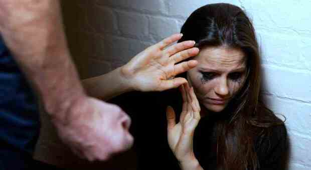 Picchia la mamma, arrestato due volte in poche ore