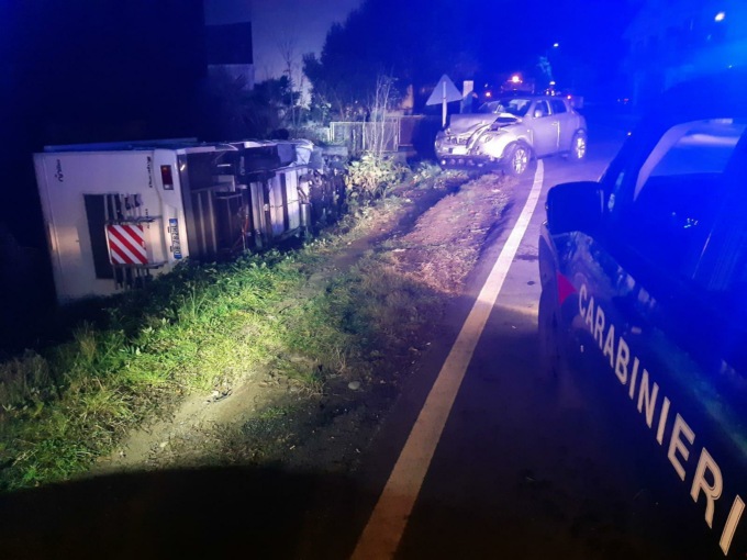 Perde il controllo del camper che si ribalta