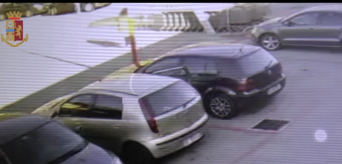Video svela il trucco della monetina nel parcheggio del supermercato