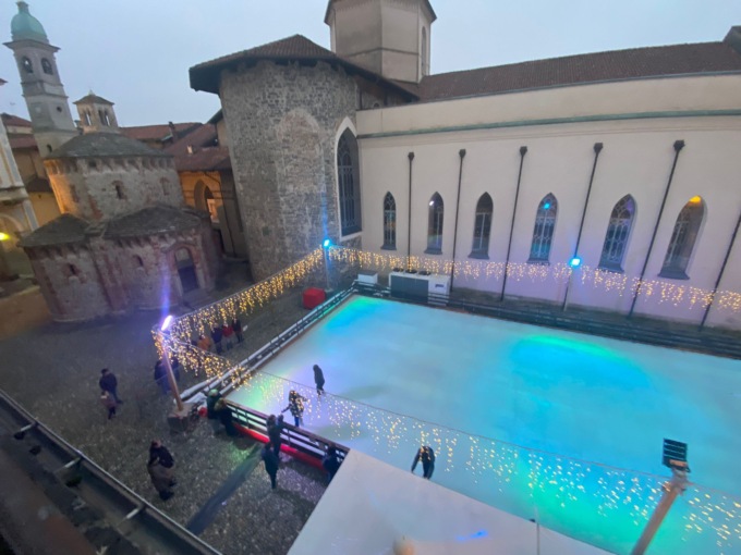 Biella, ecco le foto dell’apertura della pista di pattinaggio