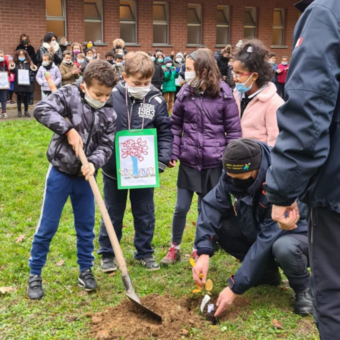 Piantati due alberi nel giardino della Primaria del Villaggio per celebrare la Giornata Nazionale