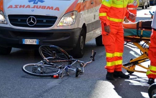 Colto da malore, ciclista cade e muore lungo la strada per Crescentino