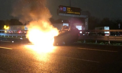 Guardia giurata riesce a salvare automobilista dal veicolo in fiamme