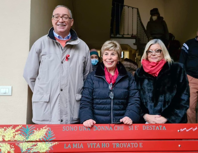 Sempre più panchine rosse per la lotta contro la violenza sulle donne