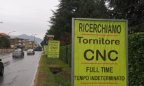 “Cercasi tornitore cnc” e tappezza la via: «La ricerca è ardua, nessuna risposta»