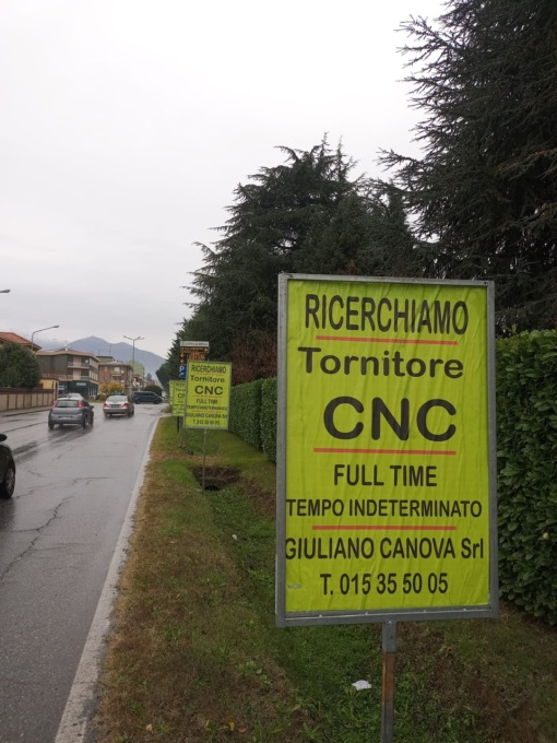 “Cercasi tornitore cnc” e tappezza la via: «La ricerca è ardua, nessuna risposta»