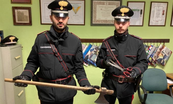 Con un’ascia terrorizza i cittadini  e ferisce un maresciallo