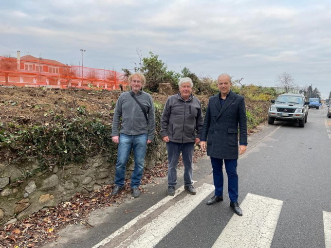 Il nuovo marciapiede di via Roma a Gaglianico, dove sarà ampliata la casa di riposo