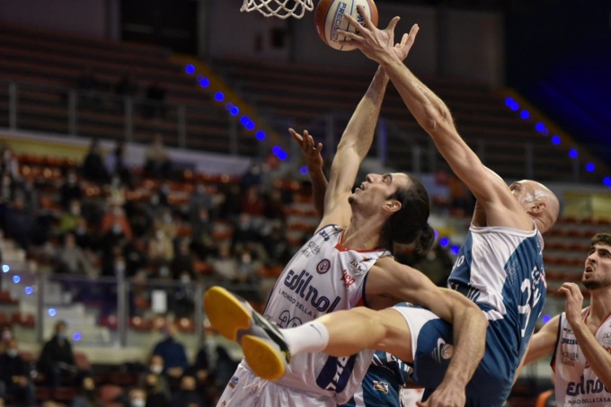 Il cuore non basta all’Edilnol: Cantù vince all’ultimo tiro 75-77
