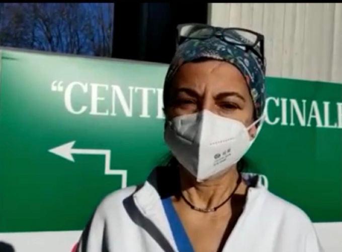 Braccio in silicone per “evitare” il vaccino: parla l’infermiera che l’ha scoperto