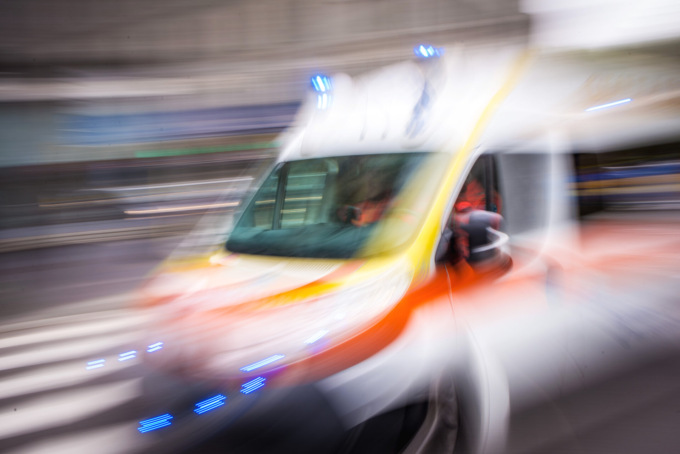Zimone, una donna precipita dal balcone di casa sua: codice rosso