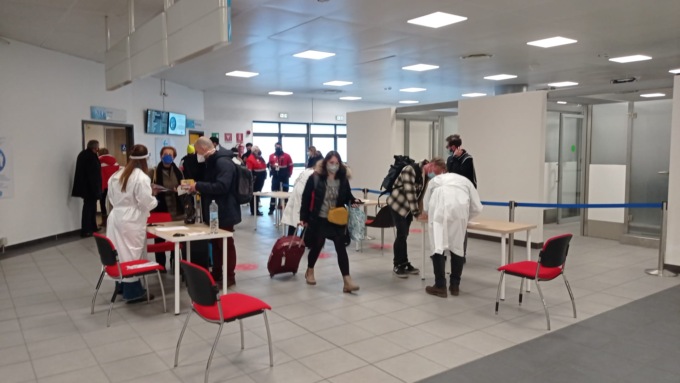 I casi aumentano: potenziati anche i controlli in aereoporto