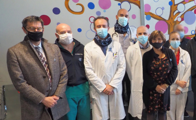 Scaldacollo e fiocchi azzurri per la prevenzione del cancro alla prostata