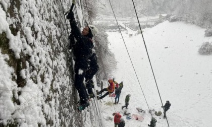 Alpinisti impegnati in parete alla Balma con la guida Gianni Lanza nonostante ghiaccio e neve