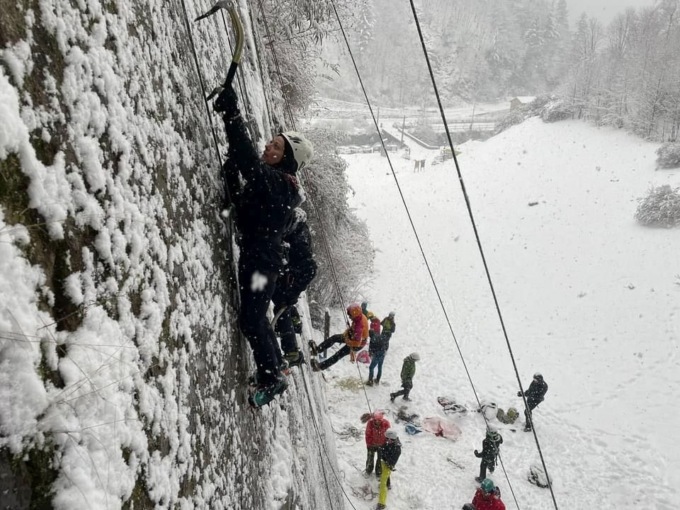 Alpinisti impegnati in parete alla Balma con la guida Gianni Lanza nonostante ghiaccio e neve