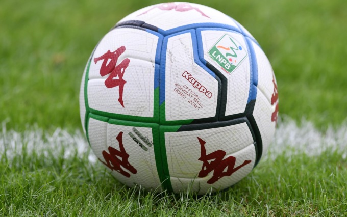 La statua di Giovanni Battista Rivetti danneggiata da una pallonata