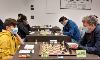 Genio 14enne degli scacchi stava battendo il vice campione mondiale, ma è squillato il cellulare...