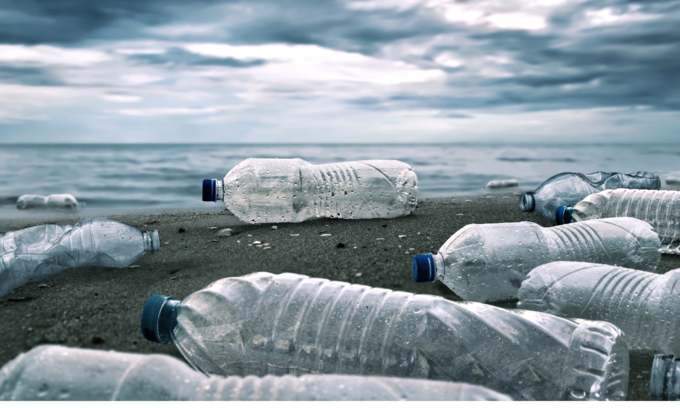 Dal 14 gennaio vietato l’uso di plastica monouso. Ma le sanzioni a chi non si adegua slittano al 2023