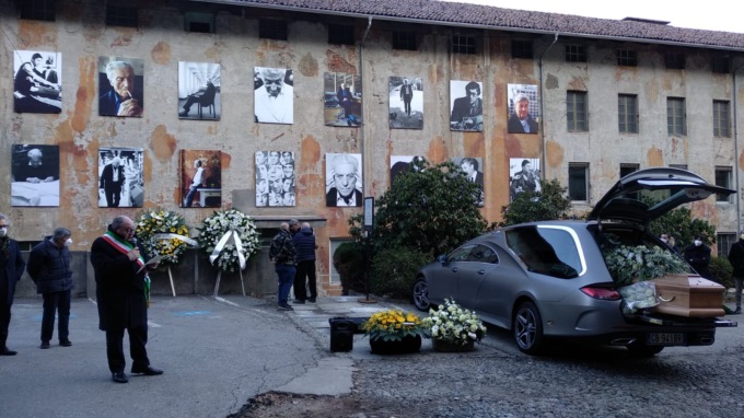 L’addio al “Signor Nino” Cerruti. Il passaggio del feretro nel suo Lanificio, l’omaggio dei collaboratori
