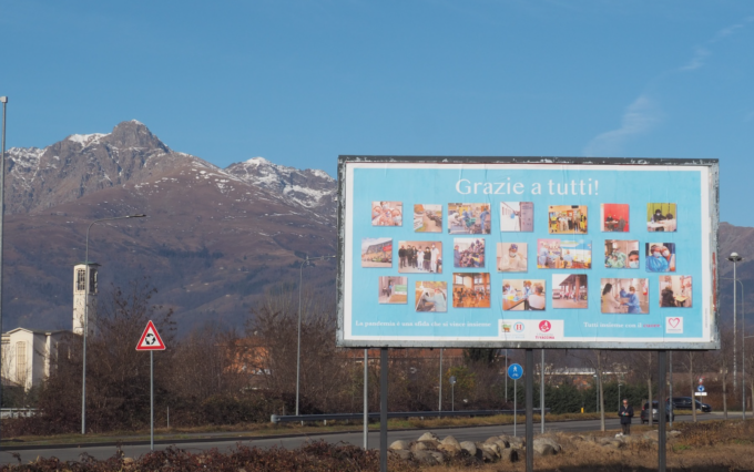 Un altro anno di lotta al Covid che si chiude: il “grazie” sui maxi cartelloni vicino all’ospedale