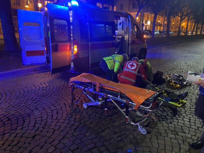 Biella, investe una donna in via La Marmora e scappa: si cercano testimoni