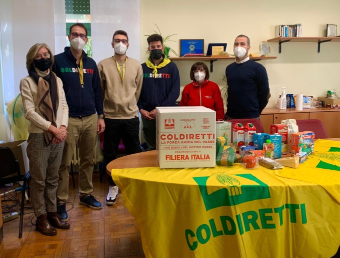 900 kg di cibo ai bisognosi: la donazione di Coldiretti
