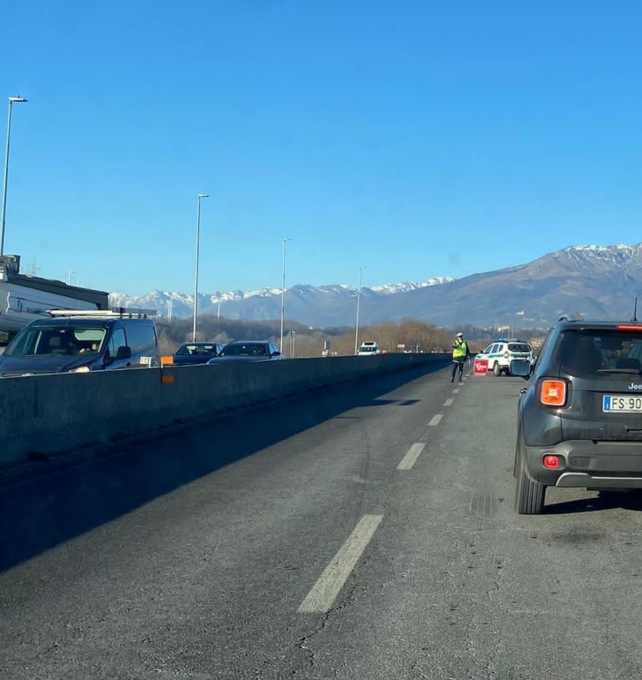 Incidente in superstrada, c’è un ferito grave. In ospedale anche madre e figlioletta