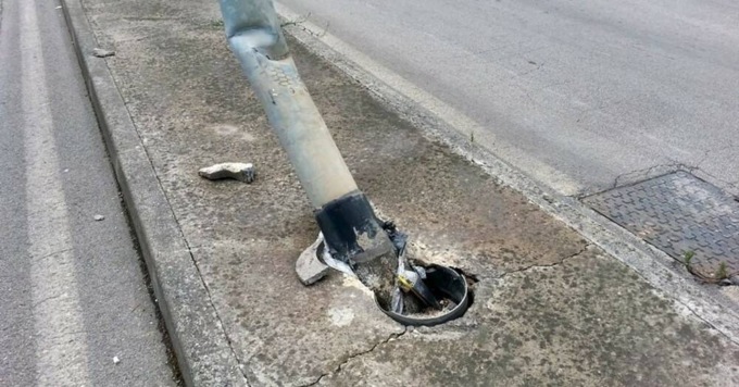 Abbatte con l’auto un palo del telefono a Vigliano