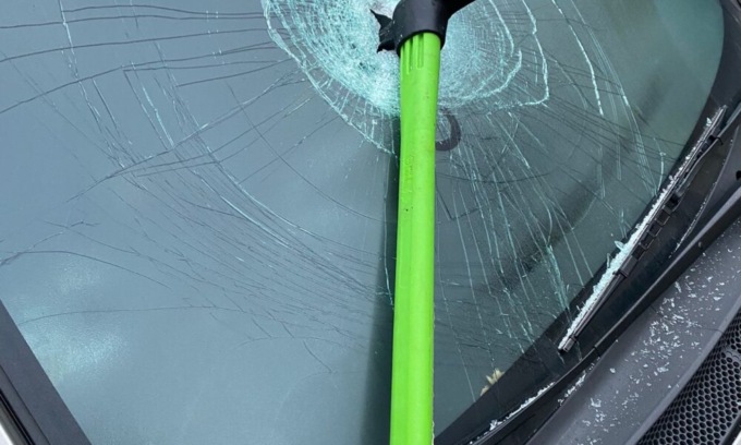 Per banali questioni di parcheggio, prende a picconate il parabrezza dell’auto del vicino