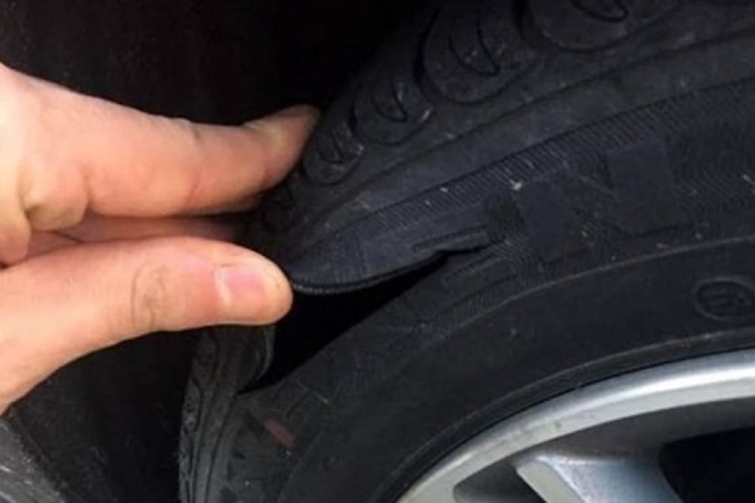 Le tagliano le quattro gomme dell’auto nel parcheggio di un ristorante di Cavaglià