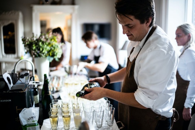Ristorante cerca camerieri. Tutti i dettagli.