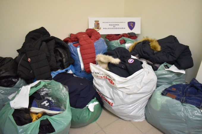 Sul furgone capi di marca fasulli, denunciato ambulante del mercato