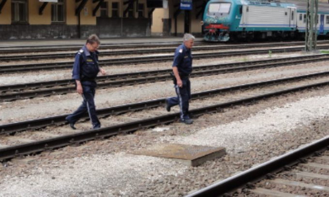 È  di un 15enne il cadavere trovato sui binari a Torino