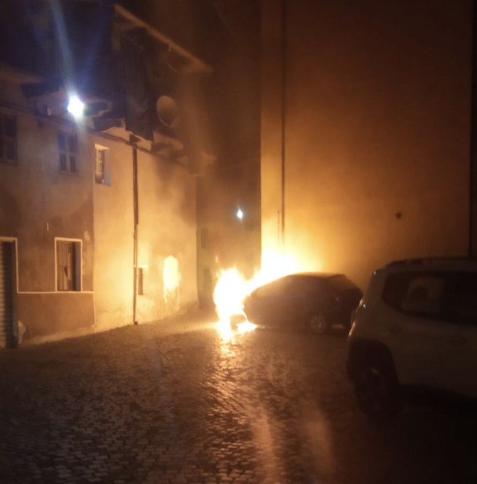 Auto distrutta dalle fiamme in piazza Battiani in Riva