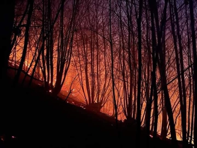 Spento l’incendio a Pray. Il sindaco: “È doloso”