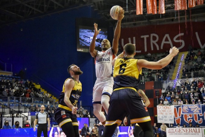 Edilnol dominata da Torino: derby al Forum finisce 60-86
