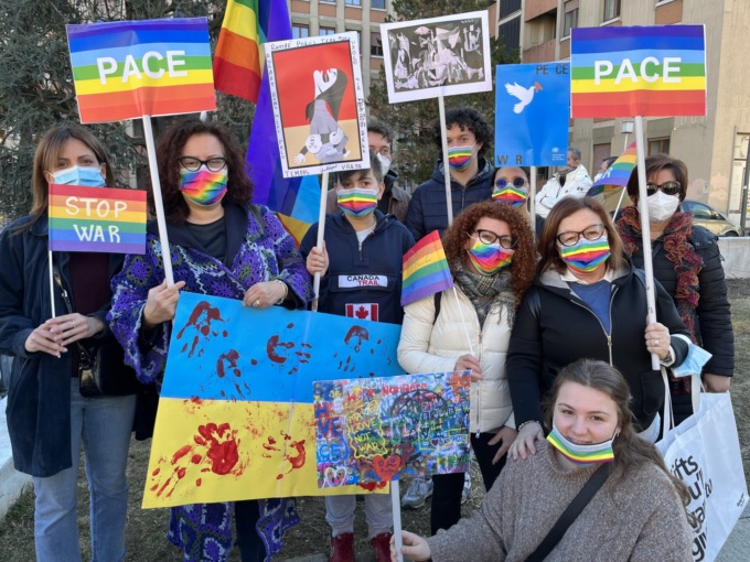 Biella al fianco dell’Ucraina: in 500 sventolano le bandiere della pace in piazza Curiel