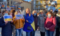 Donne ucraine cantano loro inno in piazza: video commuove Biella