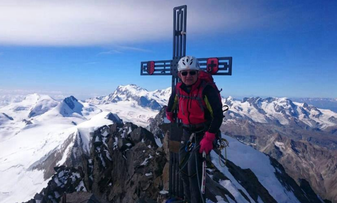 Sciatore muore travolto da una valanga. Gli amici lo estraggono da sotto la neve, ma troppo tardi