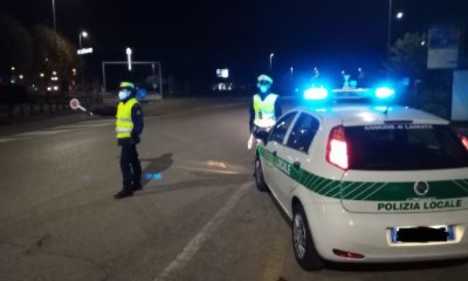 Bruciano due cestini dei rifiuti poi scappano: identificato e denunciato un gruppetto di giovani