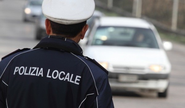 Guidava un motorino senza assicurazione e senza aver mai conseguito la patente