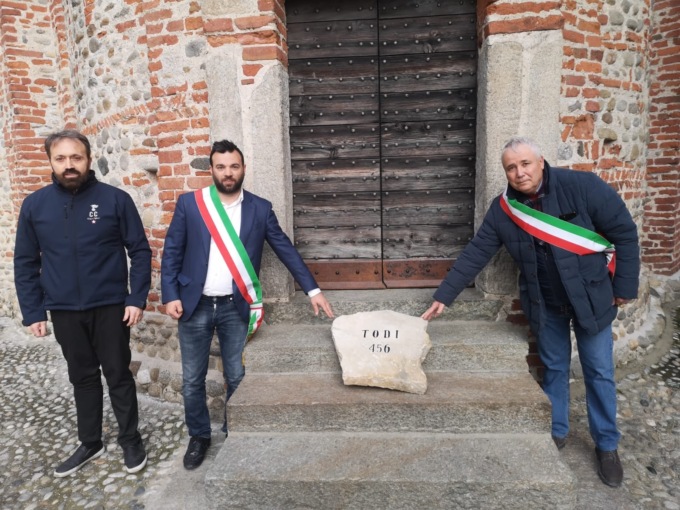 “Il selciato della memoria” del Nuraghe Chervu si allarga: arrivate tre nuove pietre – FOTO