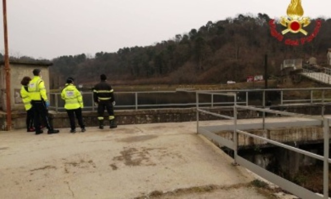 Affiora un cadavere dal fiume